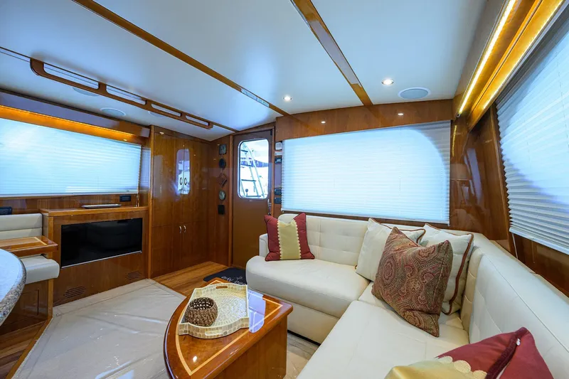 Sea Nyle Yacht Photos Pics Hatteras 54 Sea Nyle - Salon