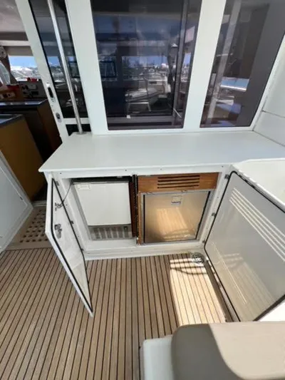 Kajsa Yacht Photos Pics Lagoon 450 F 2017 yacht interior with open cabinets and wooden flooring.