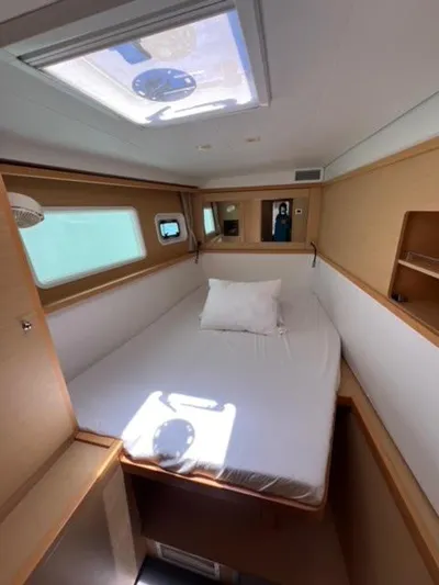 Kajsa Yacht Photos Pics 2017 Lagoon 450 F cabin interior with bed, skylight, and wooden accents.