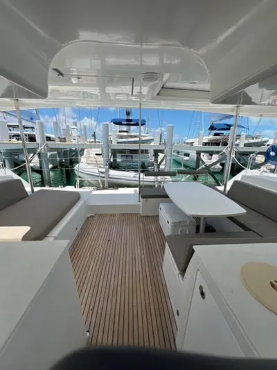 Kajsa Yacht Photos Pics 2017 Lagoon 450 F yacht interior with seating and table, docked at marina.