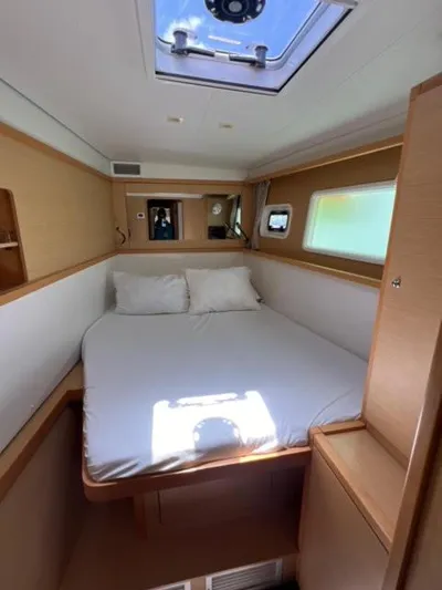 Kajsa Yacht Photos Pics Interior cabin of 2017 Lagoon 450 F catamaran with bed and skylight.