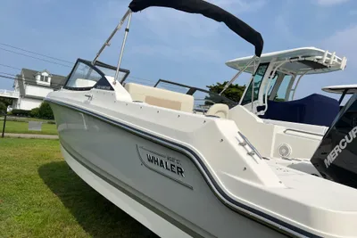 Boston Whaler 210 Vantage