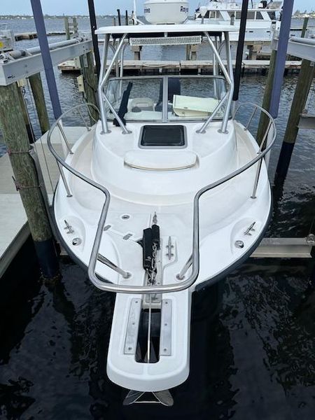 2008 Boston Whaler 235 Conquest