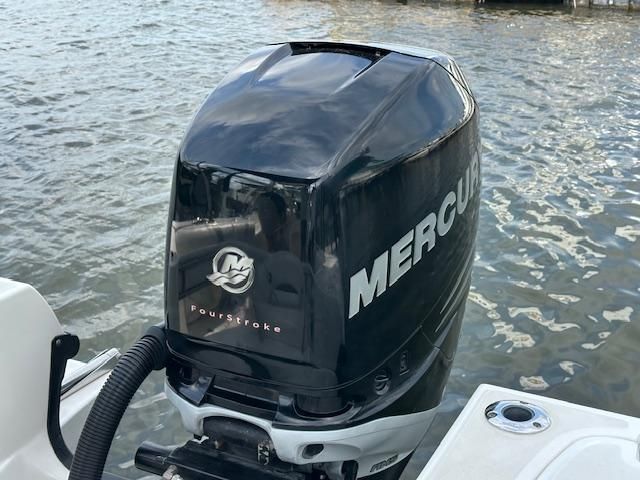2008 Boston Whaler 235 Conquest