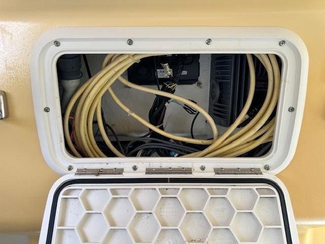 2008 Boston Whaler 235 Conquest