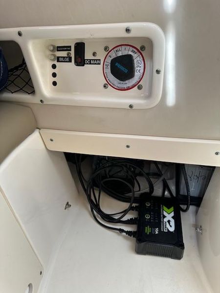 2008 Boston Whaler 235 Conquest