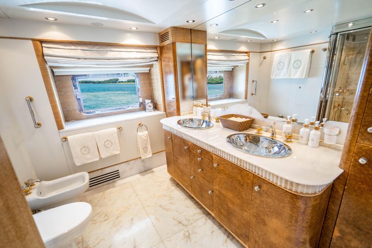2002-147-intermarine-superyacht