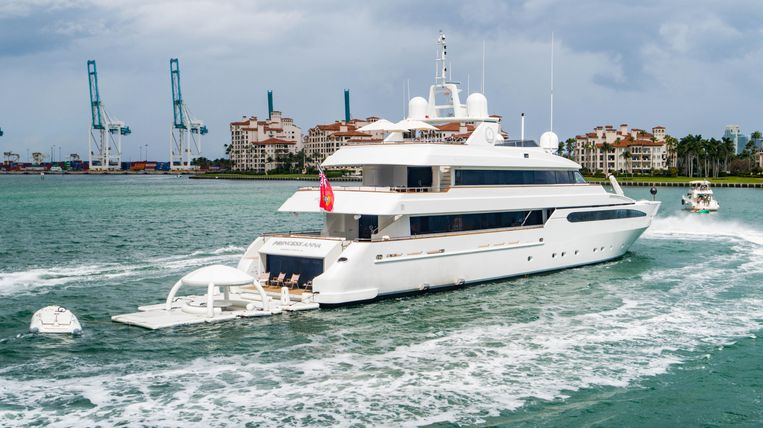 2002-147-intermarine-superyacht