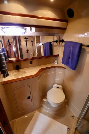 Entourage Yacht Photos Pics Luxurious bathroom in a 2000 Cruisers Yachts 3870.
