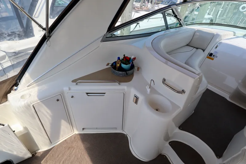 Entourage Yacht Photos Pics Interior of a 2000 Cruisers Yachts 3870 with seating area.