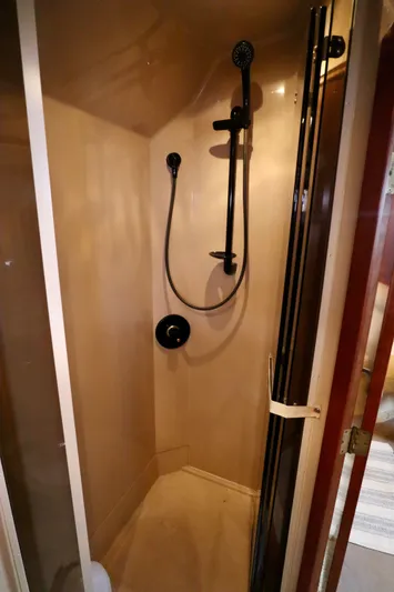 Entourage Yacht Photos Pics Shower cabin in a 2000 Cruisers Yachts 3870.