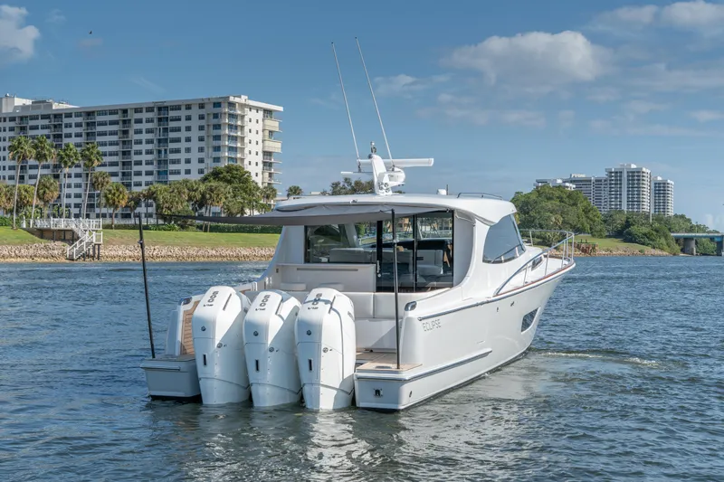 Eclipse 505 Shadow Hull #001 Yacht Photos Pics 