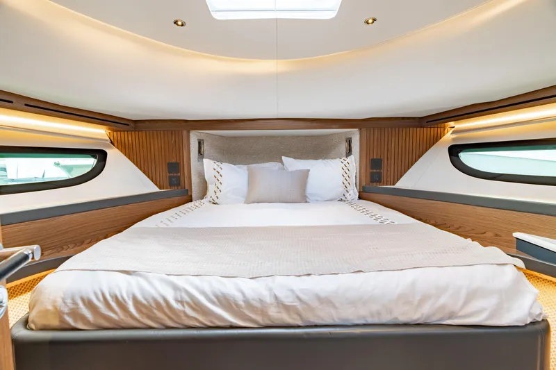 Eclipse 505 Shadow Hull #001 Yacht Photos Pics 