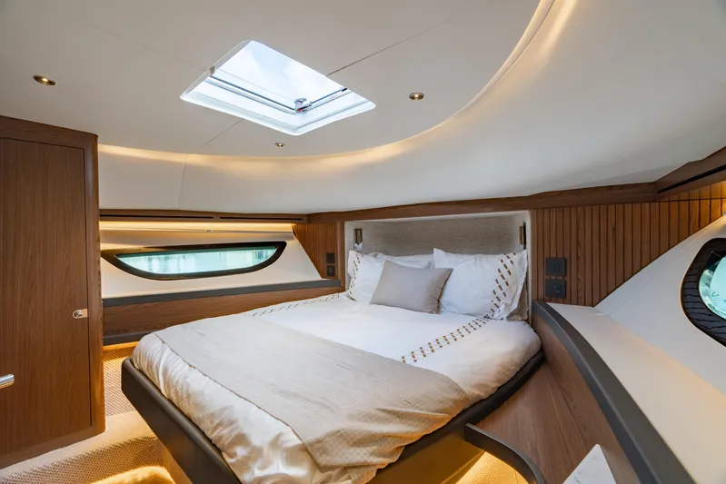 Eclipse 505 Shadow Hull #001 Yacht Photos Pics 