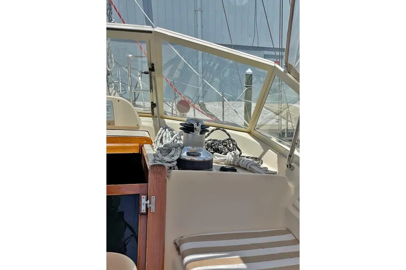  Yacht Photos Pics 2005 Island Packet 485 sailboat cockpit with ropes and winch.