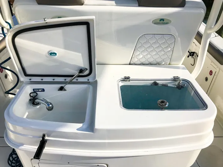  Yacht Photos Pics 2018 World Cat 320 CC boat sink and livewell setup.