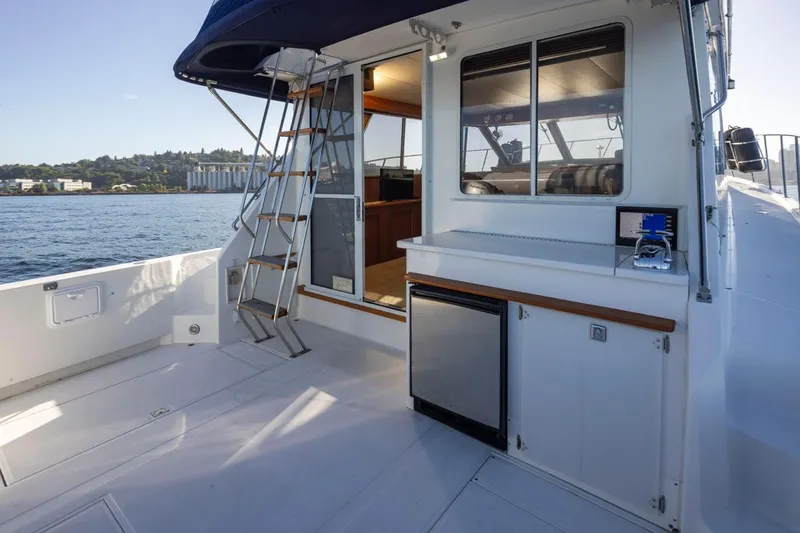 La Paz Yacht Photos Pics 1993 Tollycraft 40 Sport Sedan yacht deck with kitchenette and ocean view.