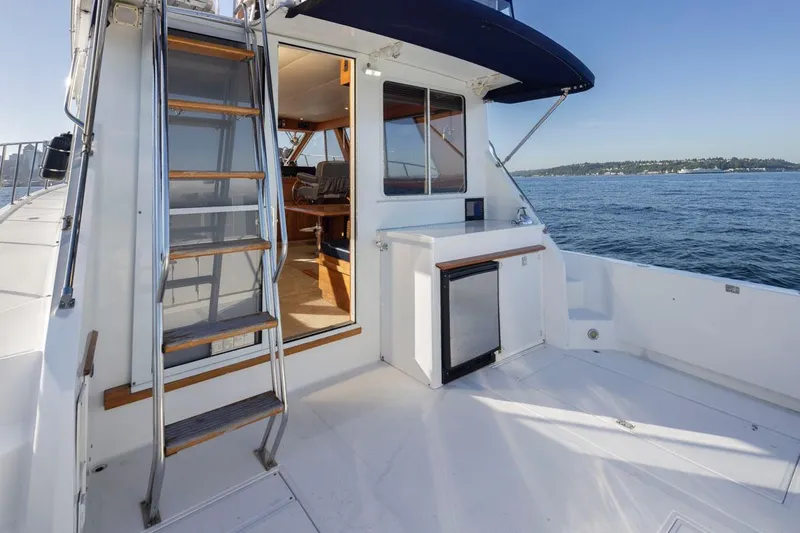 La Paz Yacht Photos Pics 1993 Tollycraft 40 Sport Sedan yacht deck with ladder and ocean view.