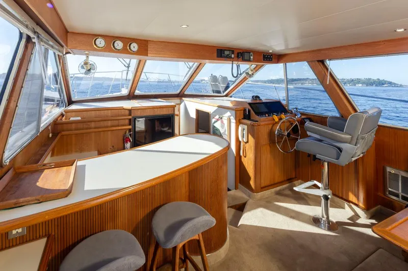 La Paz Yacht Photos Pics Interior of 1993 Tollycraft 40 Sport Sedan with helm, seating, and panoramic windows.