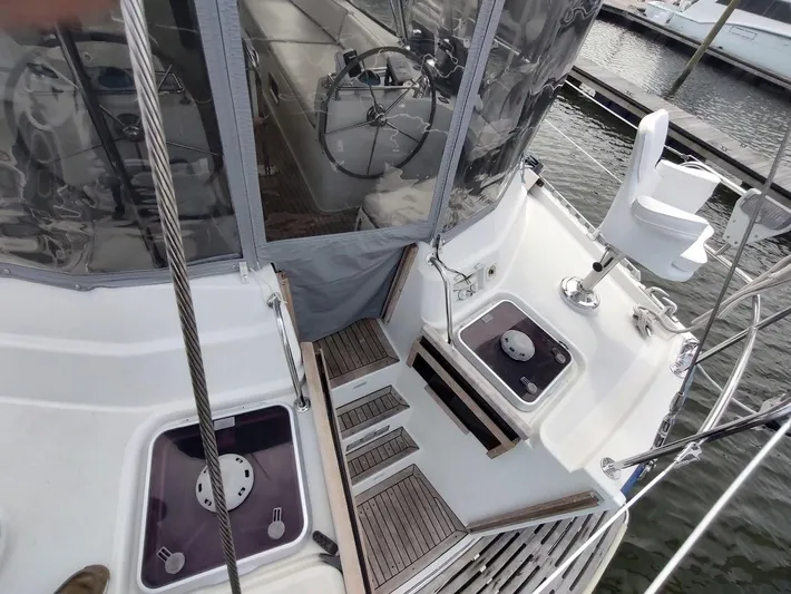 Seeker Yacht Photos Pics Stevens Custom 53/56 yacht deck, 2005 model, featuring helm and seating area.