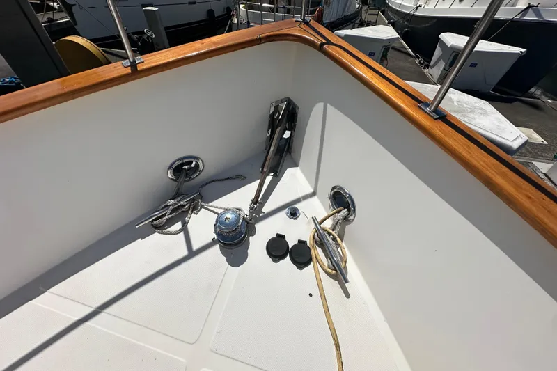 S.k.i Yacht Photos Pics Deck of 2000 Eagle 40 Pilothouse Trawler with ropes and fittings.