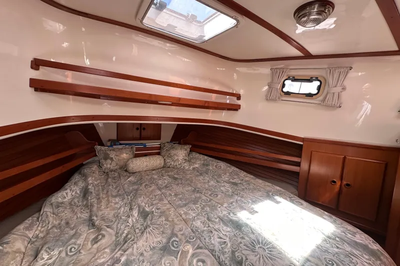 S.k.i Yacht Photos Pics Cozy cabin interior of 2000 Eagle 40 Pilothouse Trawler with wood accents and bedding.