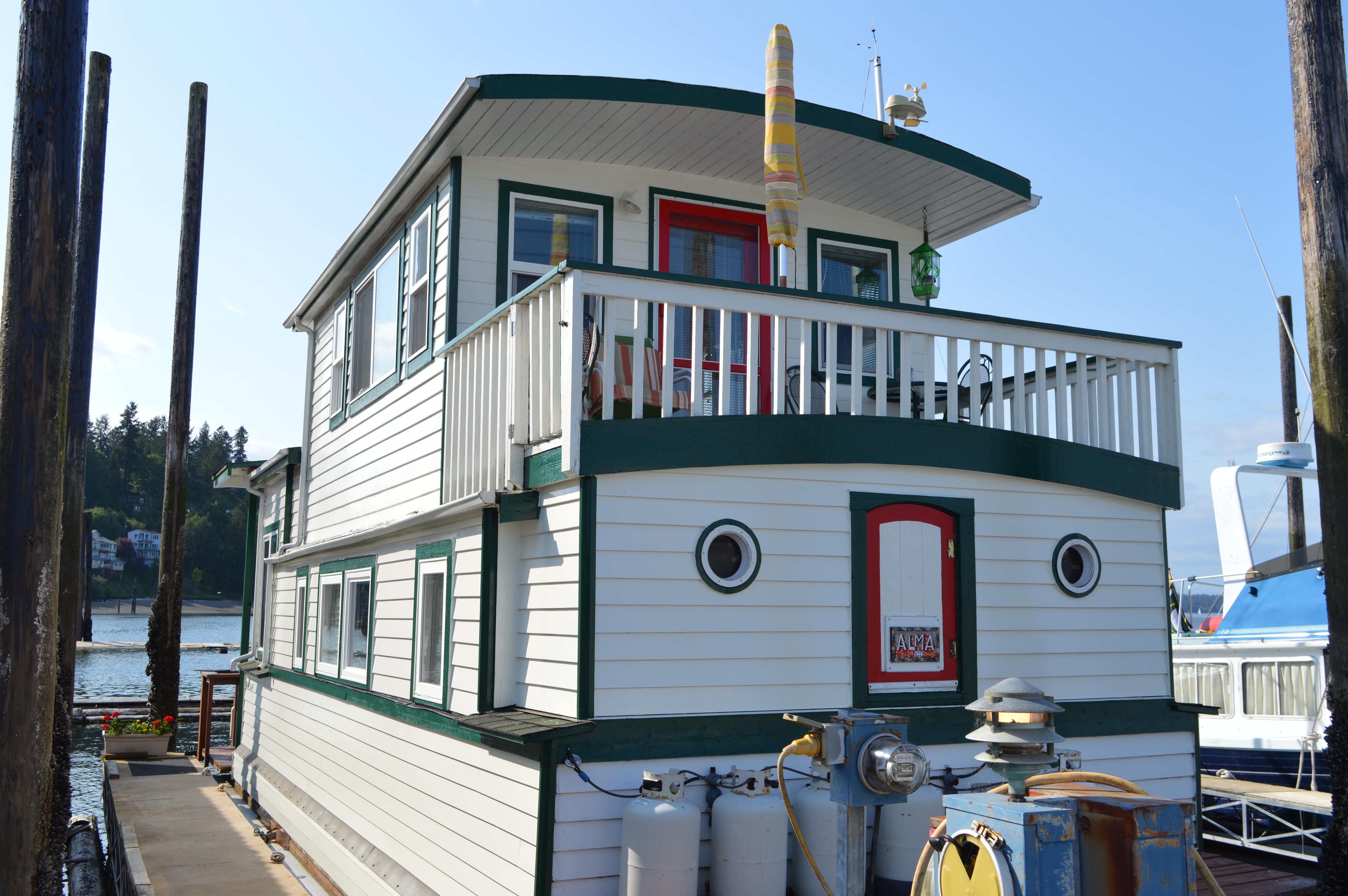 houseboat for yacht