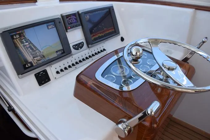 Cazadora Yacht Photos Pics Teak helm pod, gauge panel