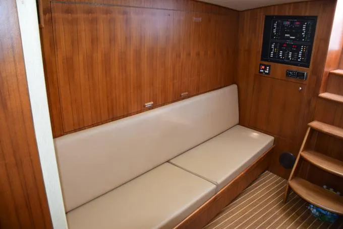 Cazadora Yacht Photos Pics Cabin settee