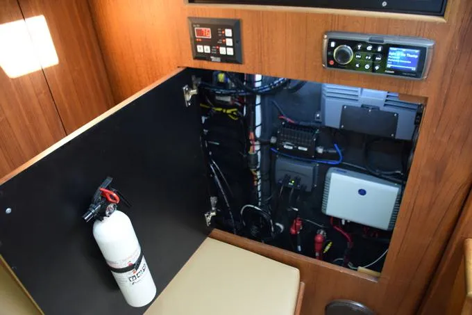 Cazadora Yacht Photos Pics Organized wiring and electronics