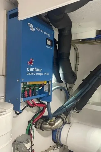 Cazadora Yacht Photos Pics Battery charger