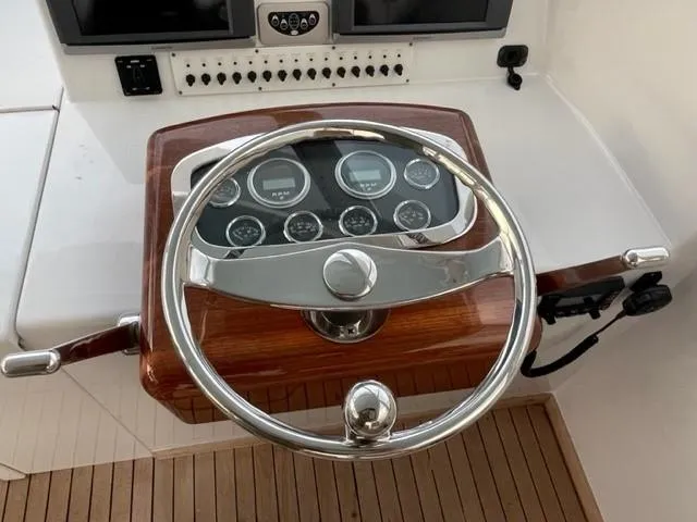 Cazadora Yacht Photos Pics Speed knob on helm wheel
