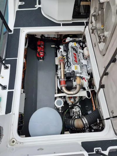  Yacht Photos Pics Hydrolift Patrol 42 Discover