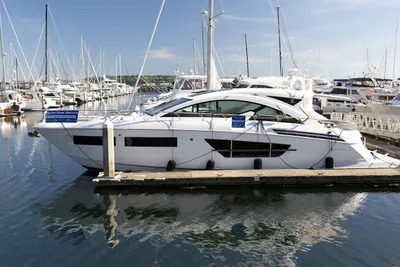 Cruisers Yachts 60 Cantius