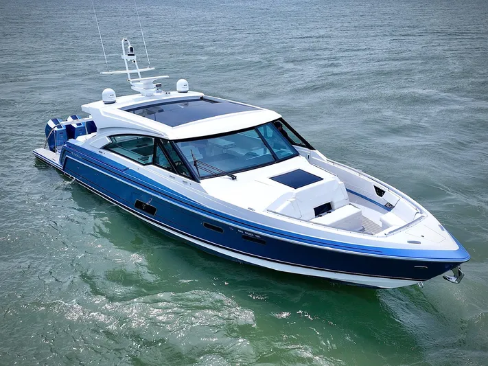  Yacht Photos Pics 2023 Formula 500 Super Sport Crossover boat cruising on open water.