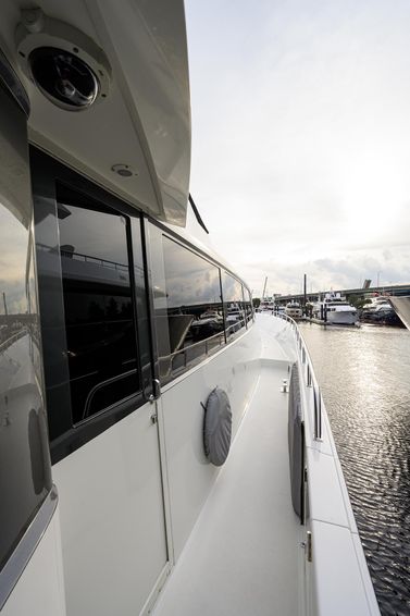 2001-112-westport-raised-pilothouse