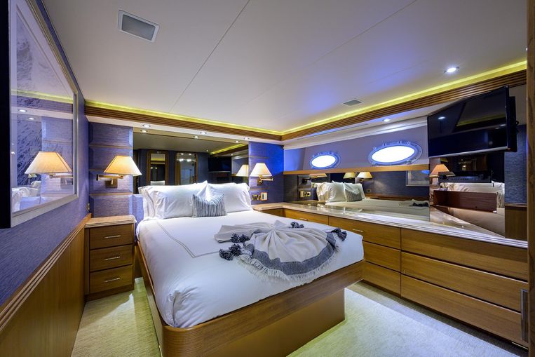 2001-112-westport-raised-pilothouse