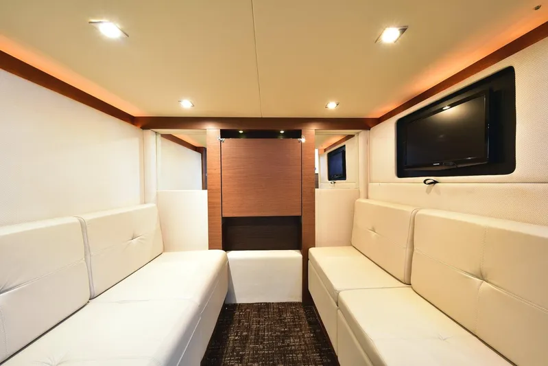 Cay IV Yacht Photos Pics 