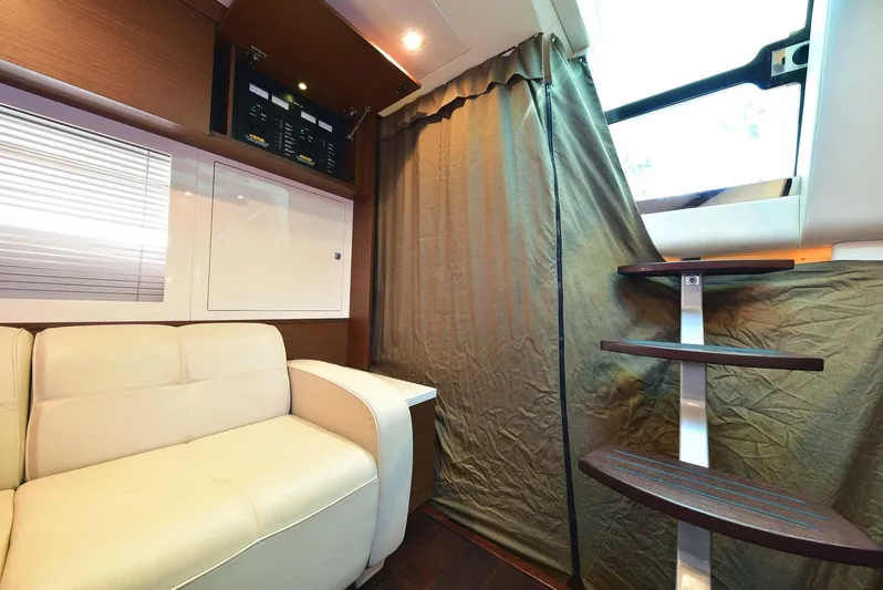 Cay IV Yacht Photos Pics 