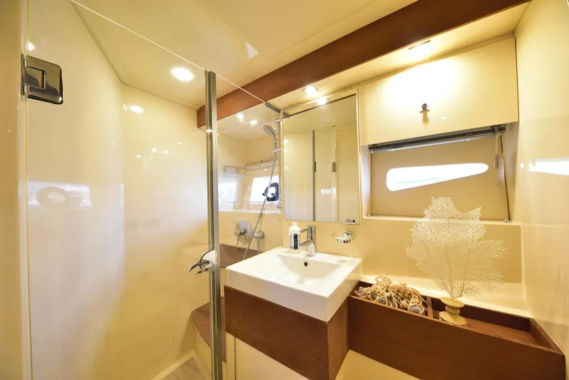 Cay IV Yacht Photos Pics 