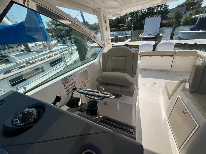  Yacht Photos Pics 2018 Pursuit DC 295 Dual Console boat interior with helm and seating area.