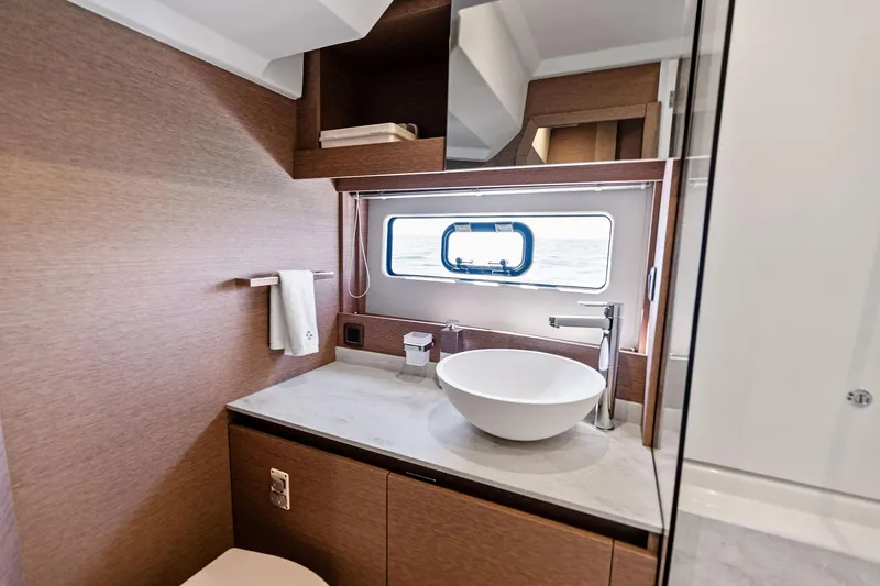 Spirit Led Yacht Photos Pics 2022 Prestige 420 Flybridge- Spirit Led- Master Head