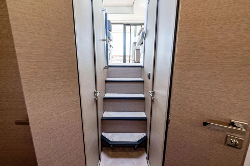 Spirit Led Yacht Photos Pics 2022 Prestige 420 Flybridge- SPIRIT LED-Companionway