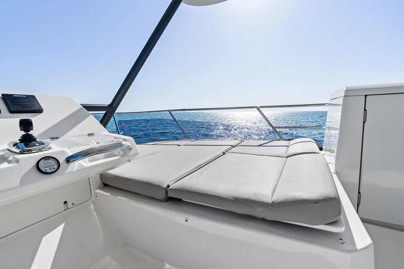 Spirit Led Yacht Photos Pics 2022 Prestige 420 Flybridge- SPIRIT LED- Flybridge Seating