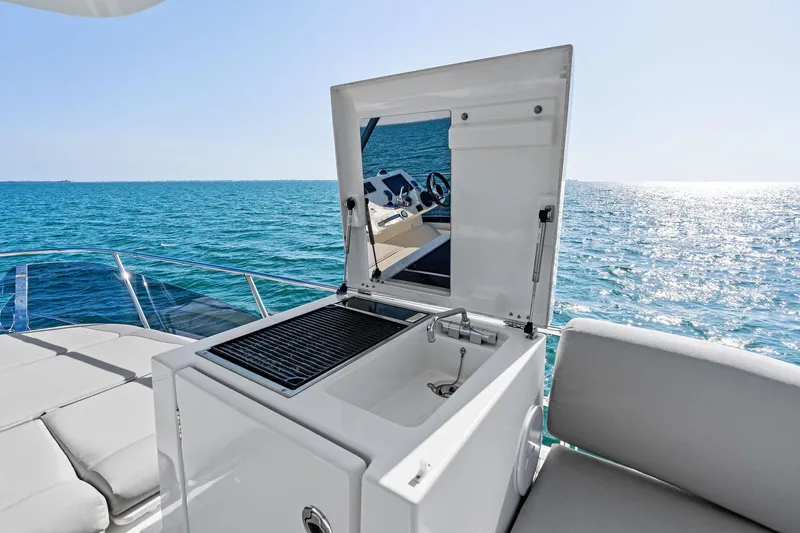 Spirit Led Yacht Photos Pics 2022 Prestige 420 Flybridge- SPIRIT LED- Flybridge Grill