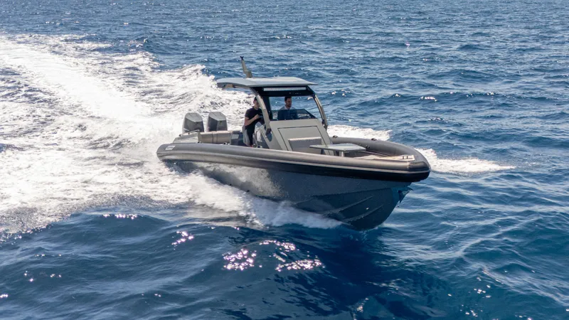 Skipper 38 Twin Mercury 400 Verado - Sunbed Ed. Yacht Photos Pics 2025 Skipper-BSK 38 boat cruising on open sea, creating a dynamic wake.