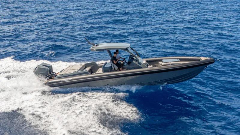 Skipper 38 Twin Mercury 400 Verado - Sunbed Ed. Yacht Photos Pics 2025 Skipper-BSK 38 boat cruising on open blue sea.