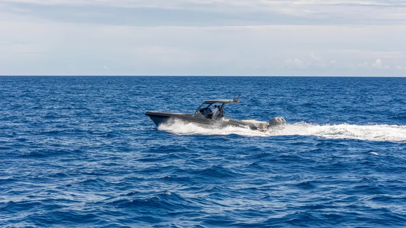 Skipper 38 Twin Mercury 400 Verado - Sunbed Ed. Yacht Photos Pics 2025 Skipper-BSK 38 boat cruising on open ocean waters.