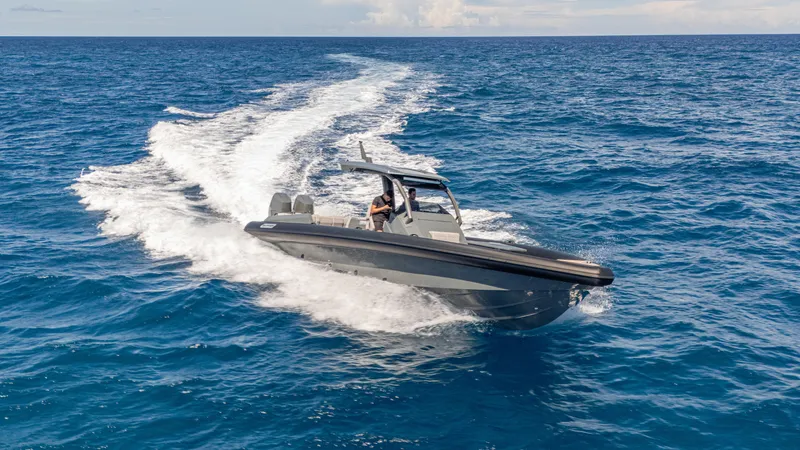 Skipper 38 Twin Mercury 400 Verado - Sunbed Ed. Yacht Photos Pics 2025 Skipper-BSK 38 boat cruising on open sea, leaving a trail of white waves.