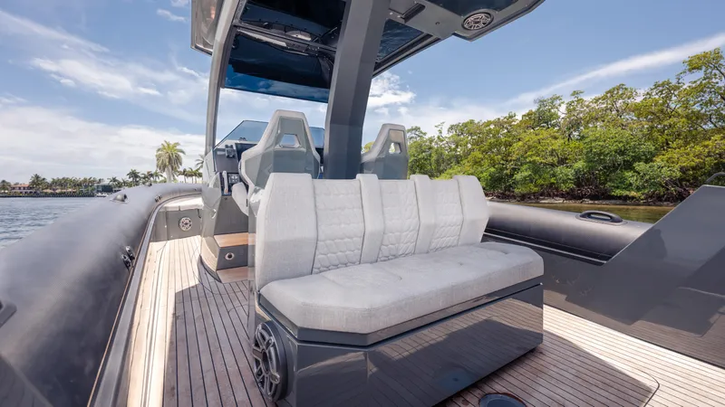 Skipper 38 Twin Mercury 400 Verado - Sunbed Ed. Yacht Photos Pics Luxurious 2025 Skipper-BSK 38 boat interior with sleek seating and modern design.